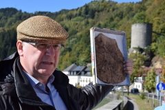 Markus-Pöcksteiner-präsentiert-einen-alten-Dachziegel Markus-Pöcksteiner-präsentiert-einen-alten-Dachziegel